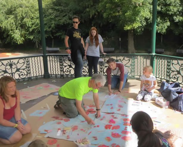 Eon-Arts, artist Ian Potts, a Chalk In art workshop on Roker Park bandstand by Sunderland artist Ian Potts.